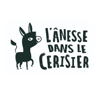 L'ânesse dans le cerisier