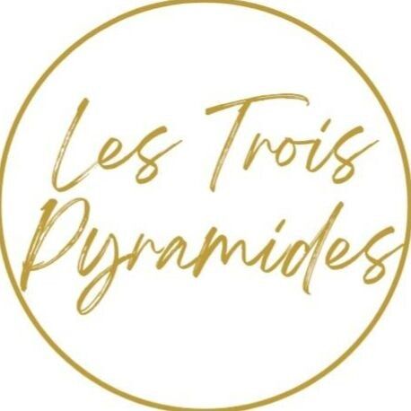 Les Trois Pyramides