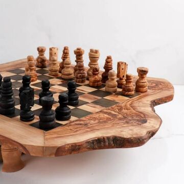 Le jeu d'échecs en bois d'olivier