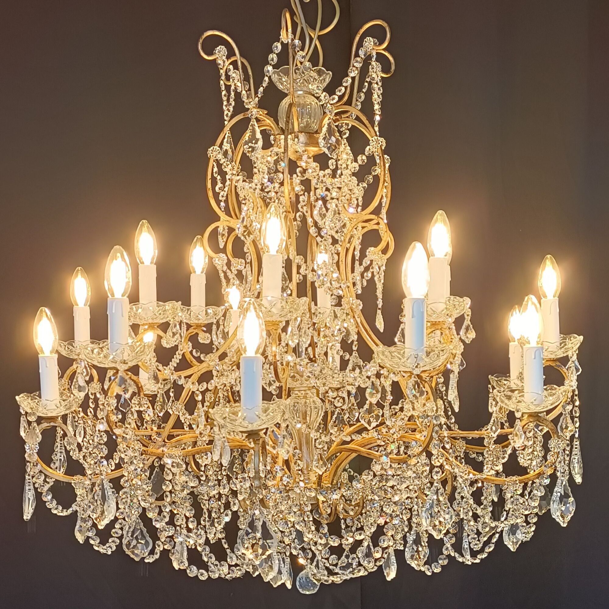 L'ARTIGIANO DEL LAMPADARIO DI CASA ALBERTO