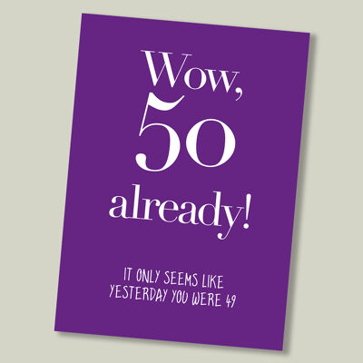 Tarjeta de cumpleaños con texto colorido: ¡Guau, ya 50!