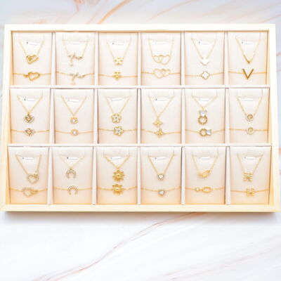 Lot de 18 parures de bijoux en acier inoxydable, présentoir inclus - PR-PARURE04