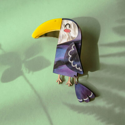 Jolie broche toucan découpée au laser dans du verre acrylique avec des détails peints à la main
