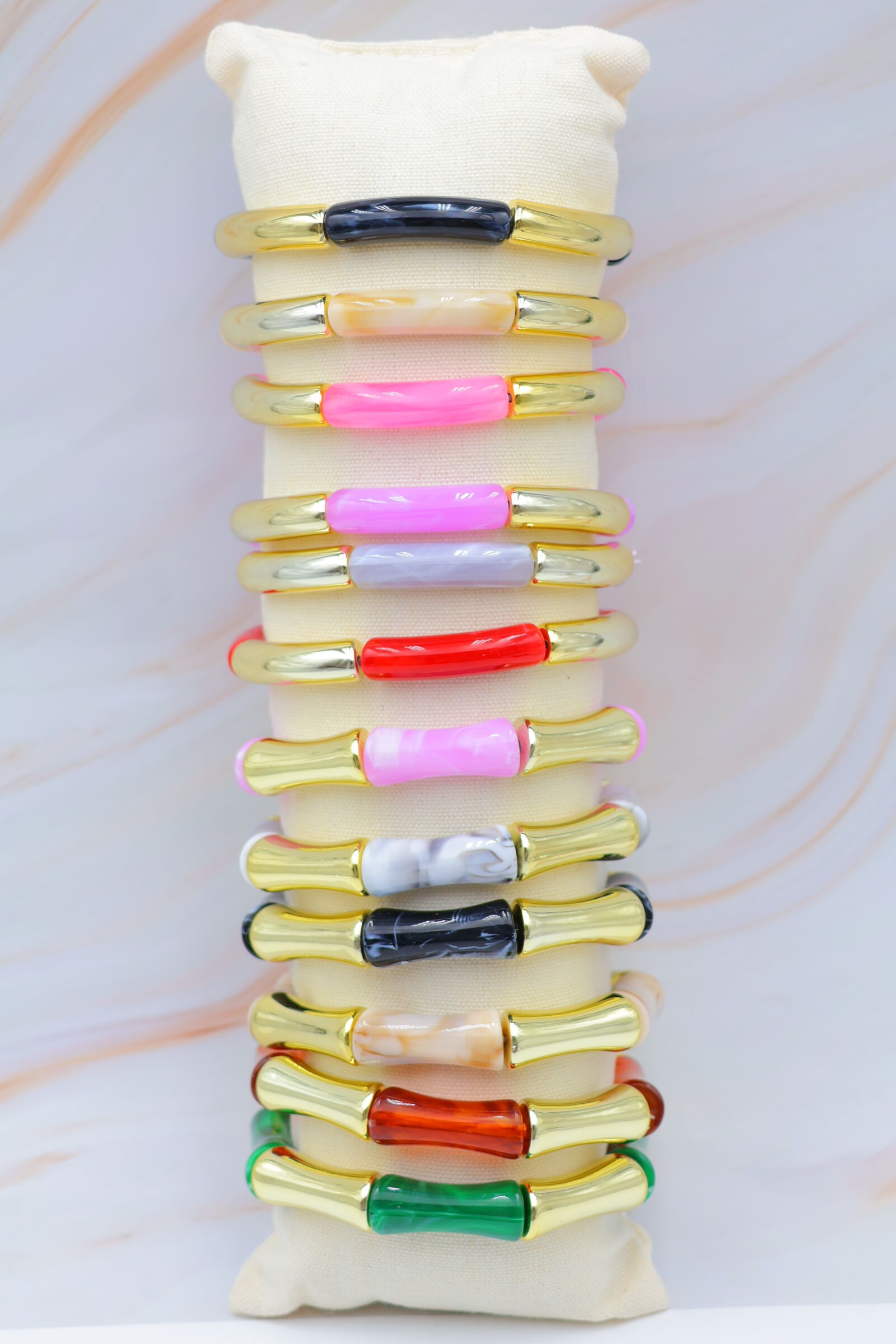 Packung mit 12 Harzarmbändern mit Kissen - C-BRACELET85