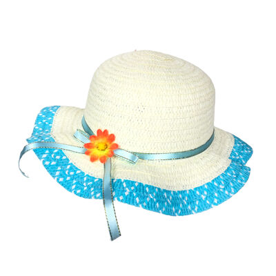 Gorro infantil con cinta fina y flor decorativa.