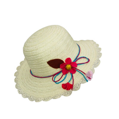 Sombrero infantil calado con flores decorativas y ala festoneada.