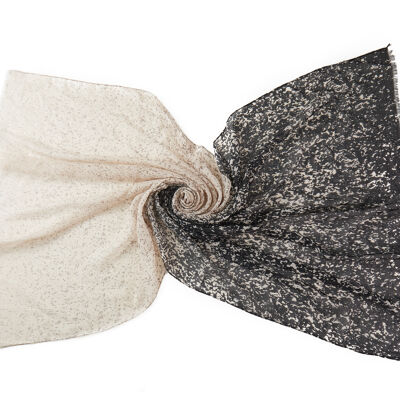 Scarf with speckled gradient and two-tone effect
