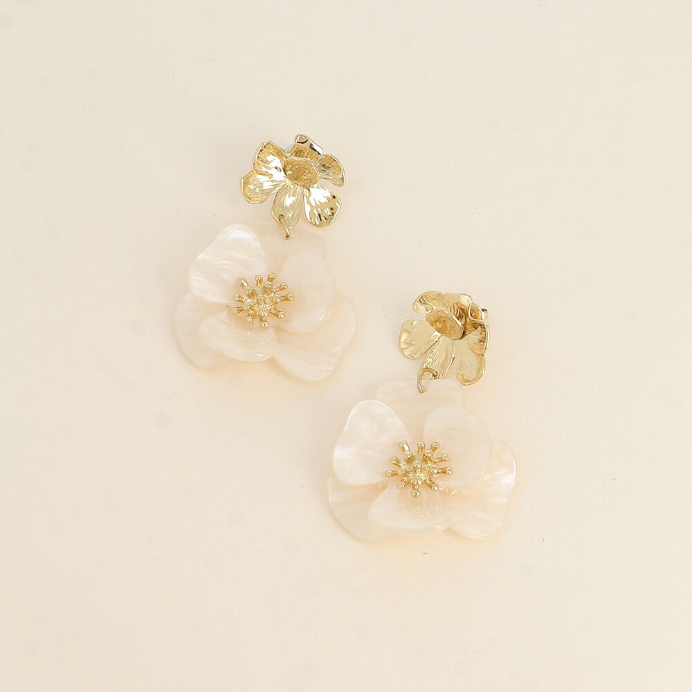 Pendientes colgantes: flores texturizadas y piezas colgantes de acetato.