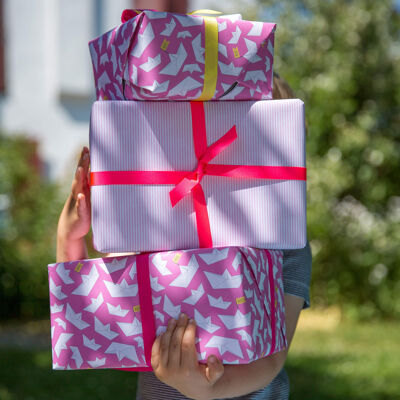 Carta da regalo rosa con barchette di carta e strisce - Carta da regalo rosa con motivo a barchette di carta, ideale per compleanni dei bambini, battesimi, nascite.