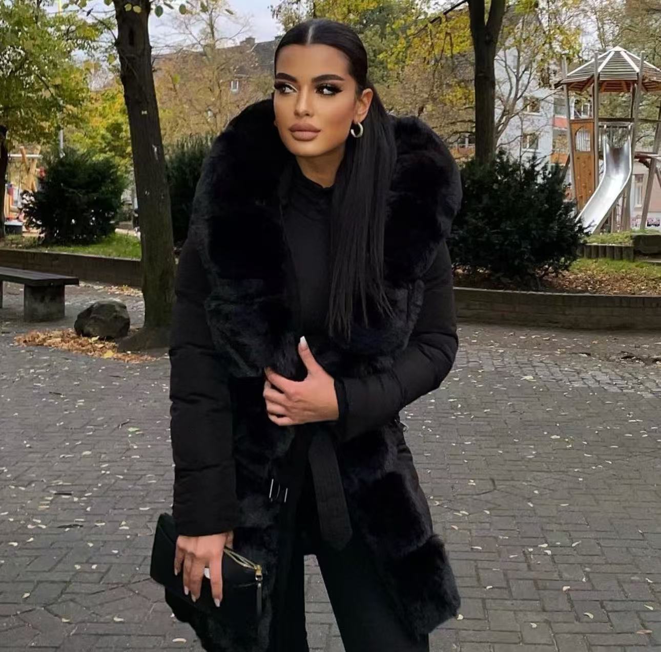 DOUDOUNE NOIRE MATELASSÉE AVEC PANNEAUX EN FAUSSE FOURRURE