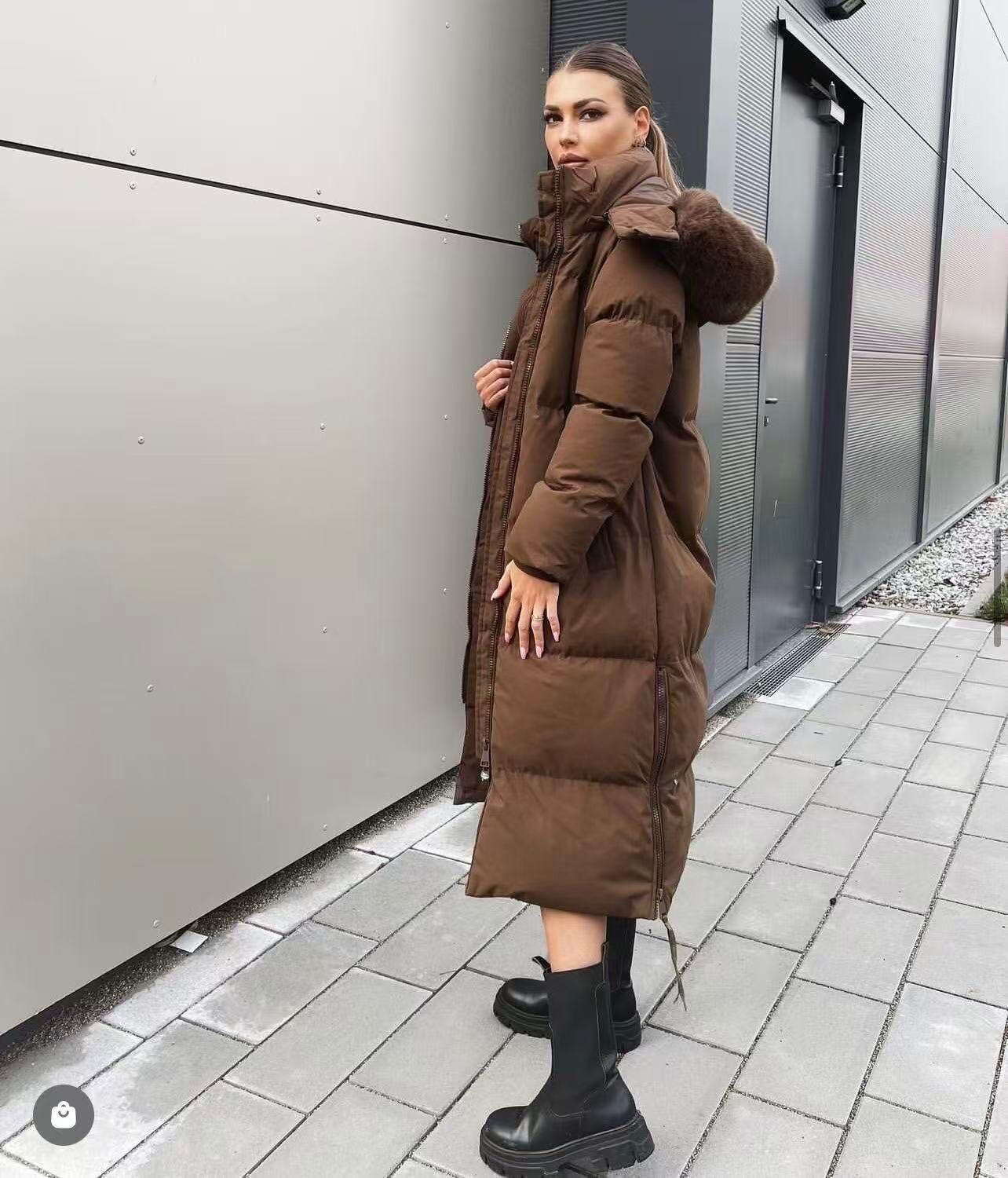 DOUDOUNE MARRON LONGUE MATELASSÉE AVEC  FAUSSE FOURRURE