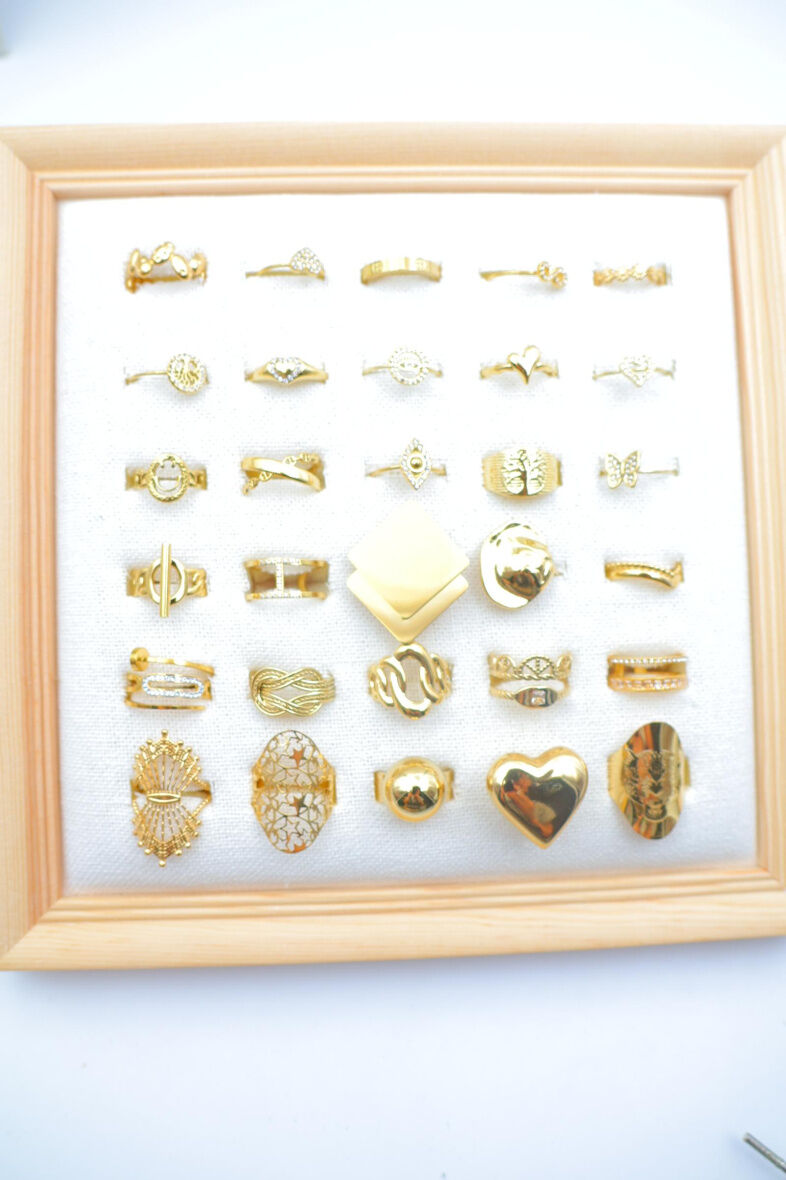 Set mit 30 verstellbaren Edelstahlringen - Holzdisplay inklusive - PRESENTOIR-BAGUE30-04