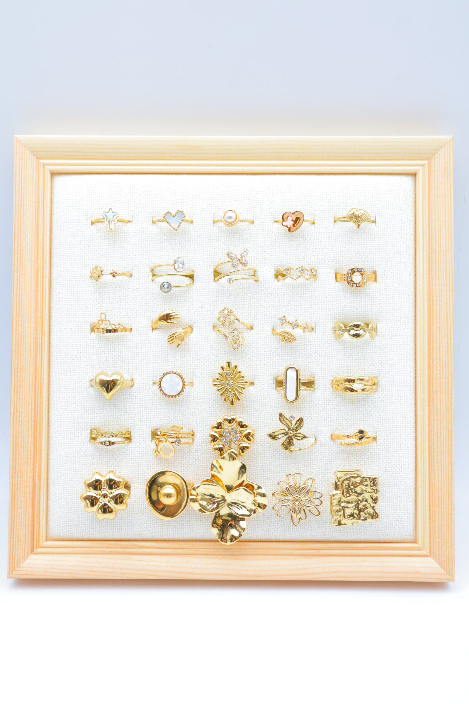 Set mit 30 verstellbaren Edelstahlringen - Holzdisplay inklusive - PRESENTOIR-BAGUE30-06