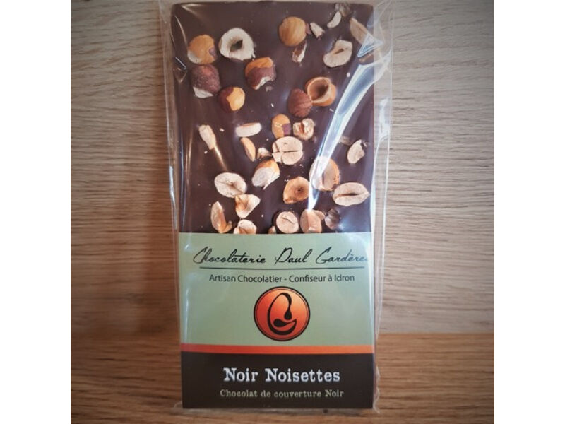 Dunkler Schokoriegel mit Haselnüssen