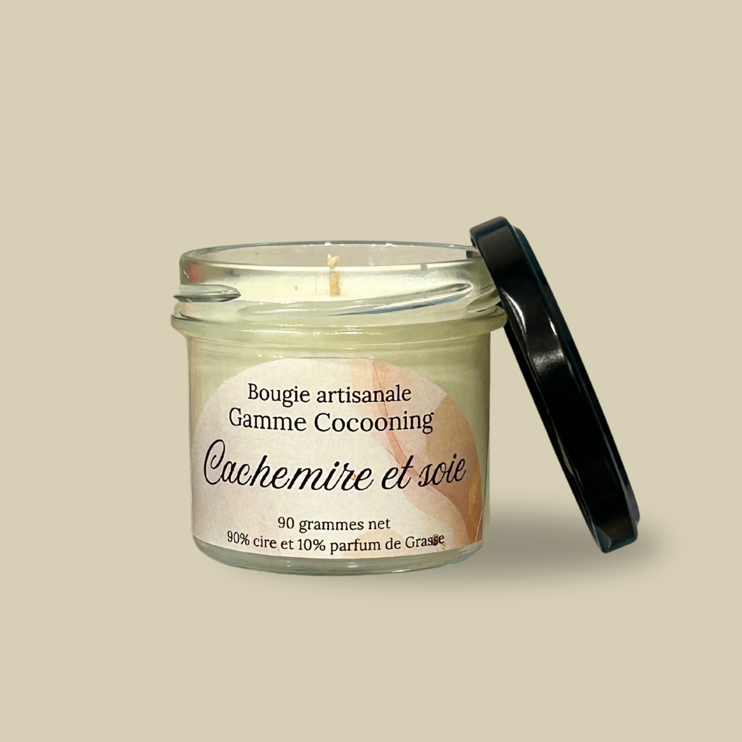 Vela hecha a mano con fragancia de cachemira y seda.