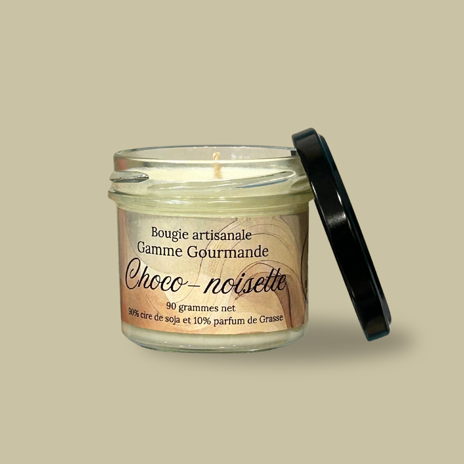 Vela hecha a mano con fragancia de chocolate y avellana.