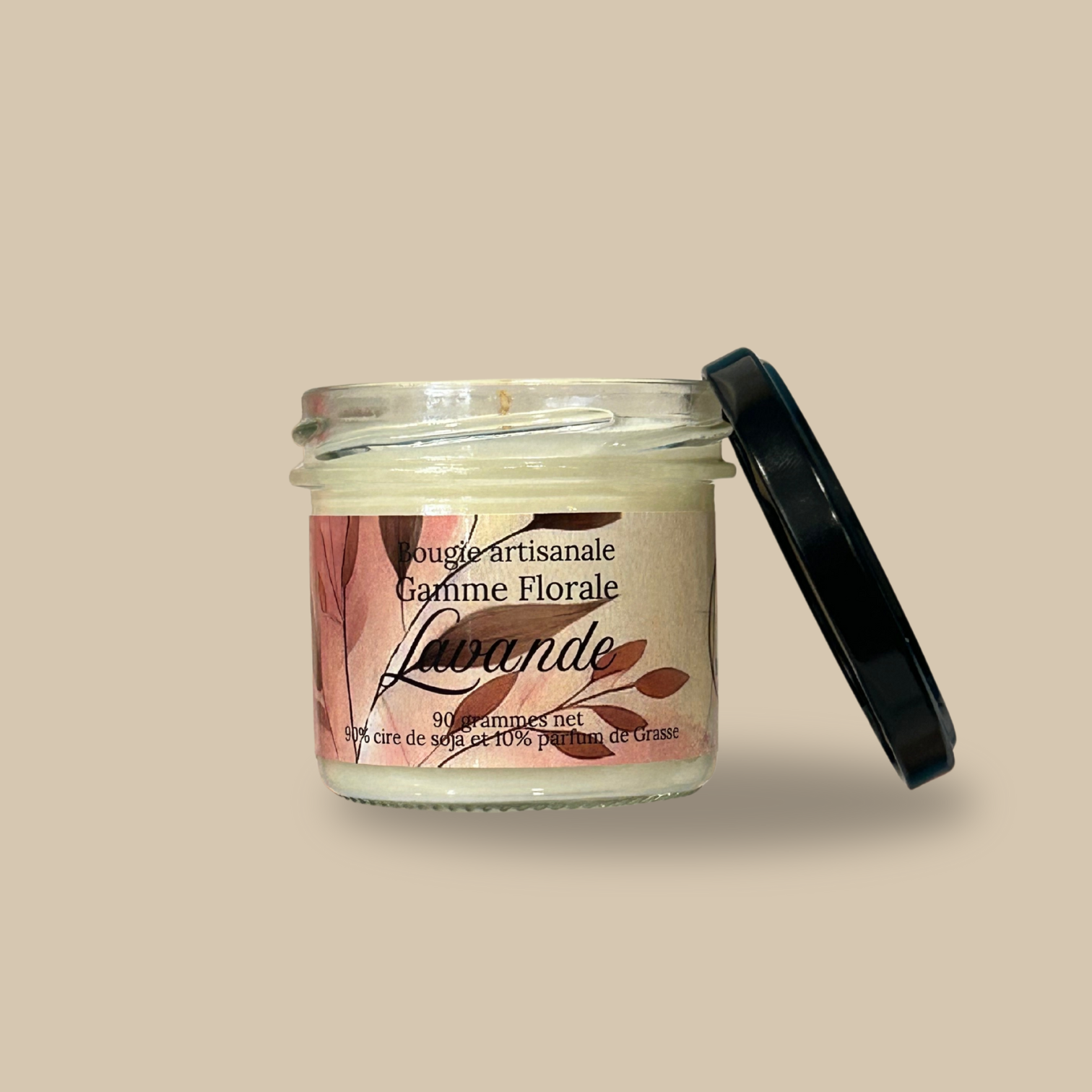 Vela hecha a mano con aroma a lavanda.