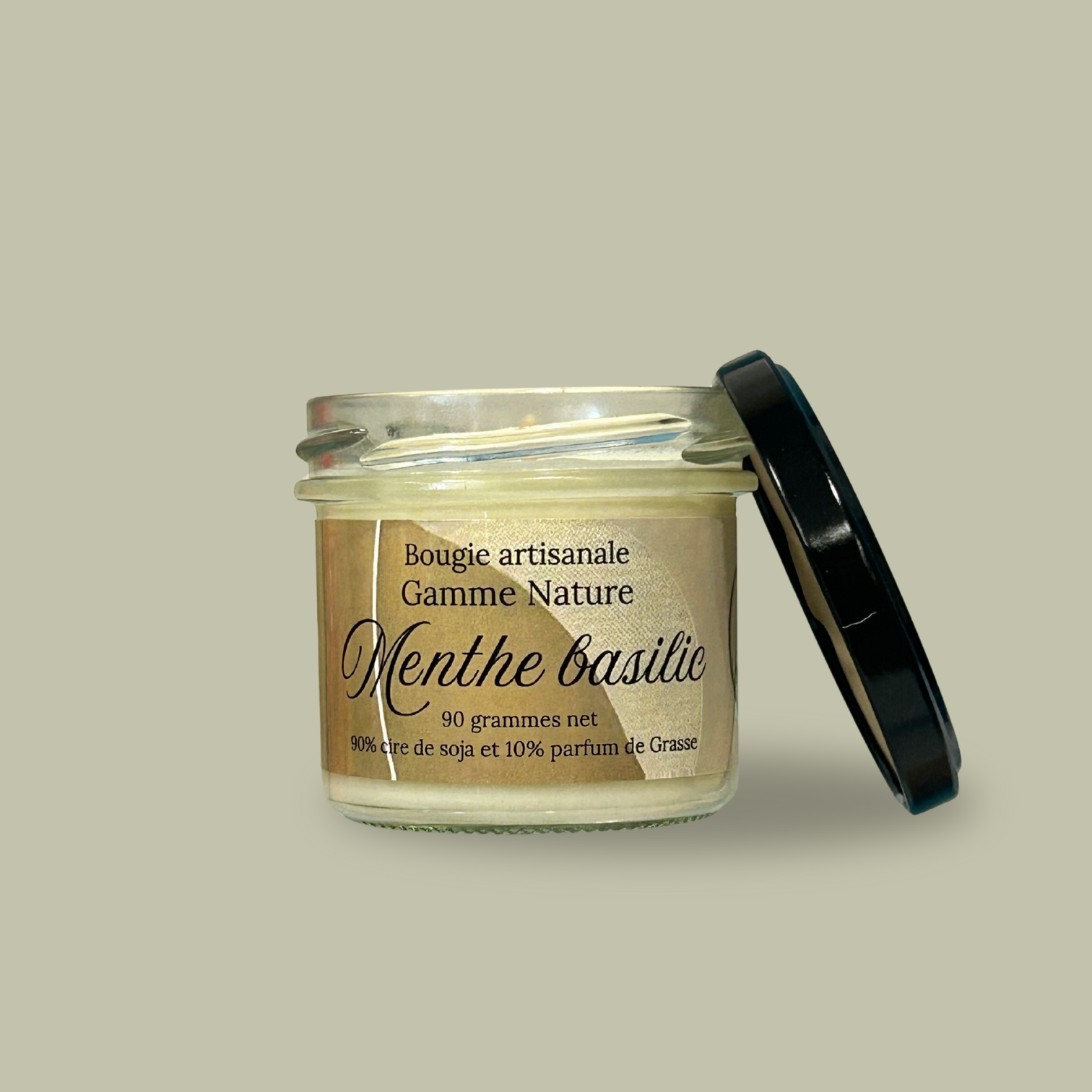 Vela hecha a mano con aroma a menta y albahaca.