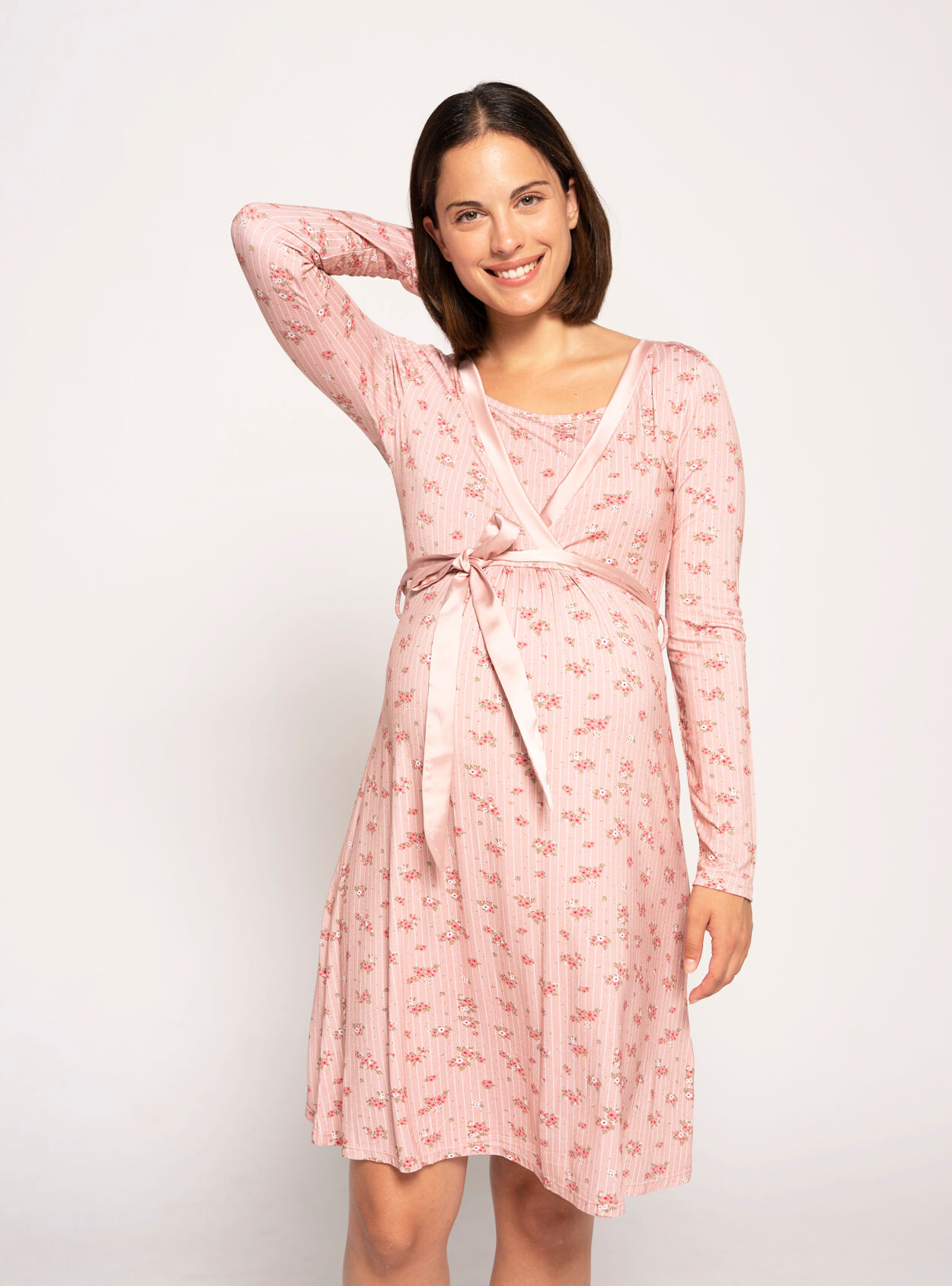 Stillnachthemd mit Streifen und Blumen