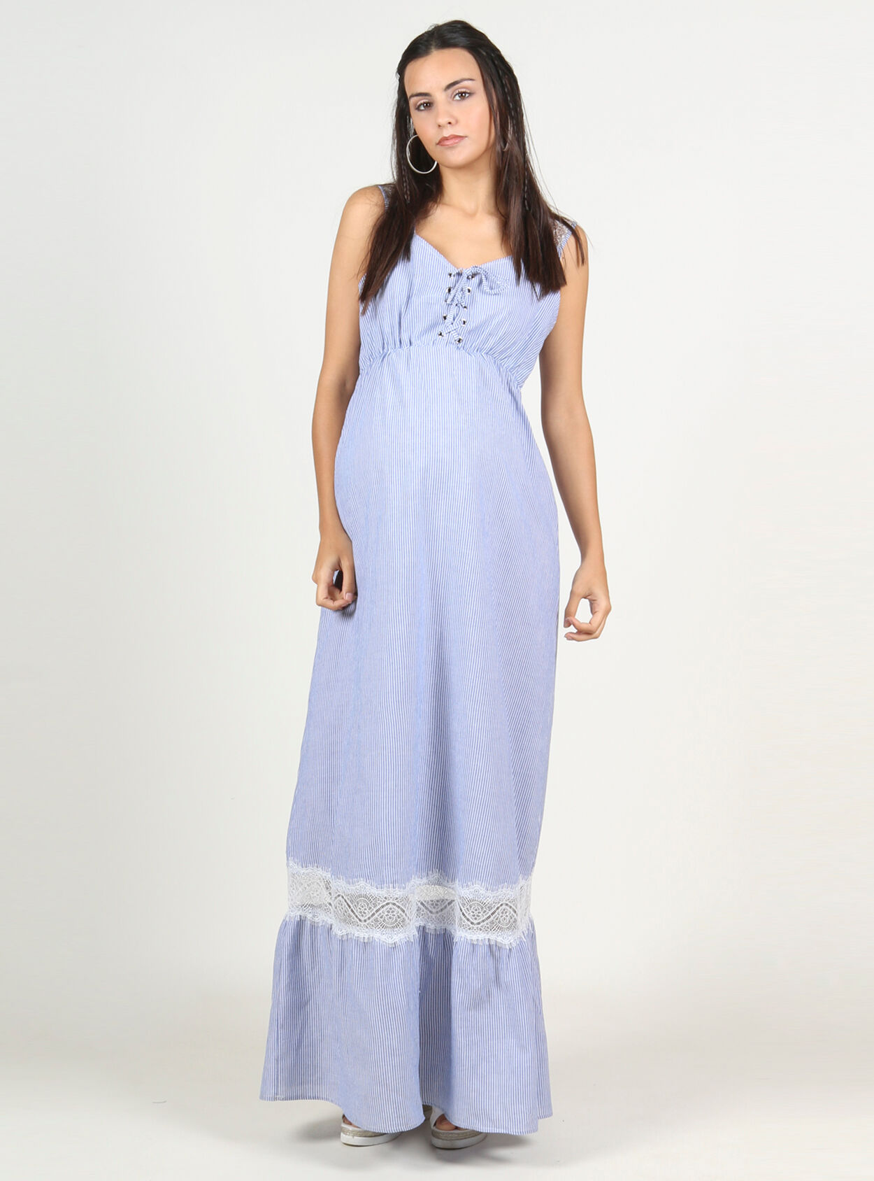 Gestreiftes Kleid mit Häkelarbeit