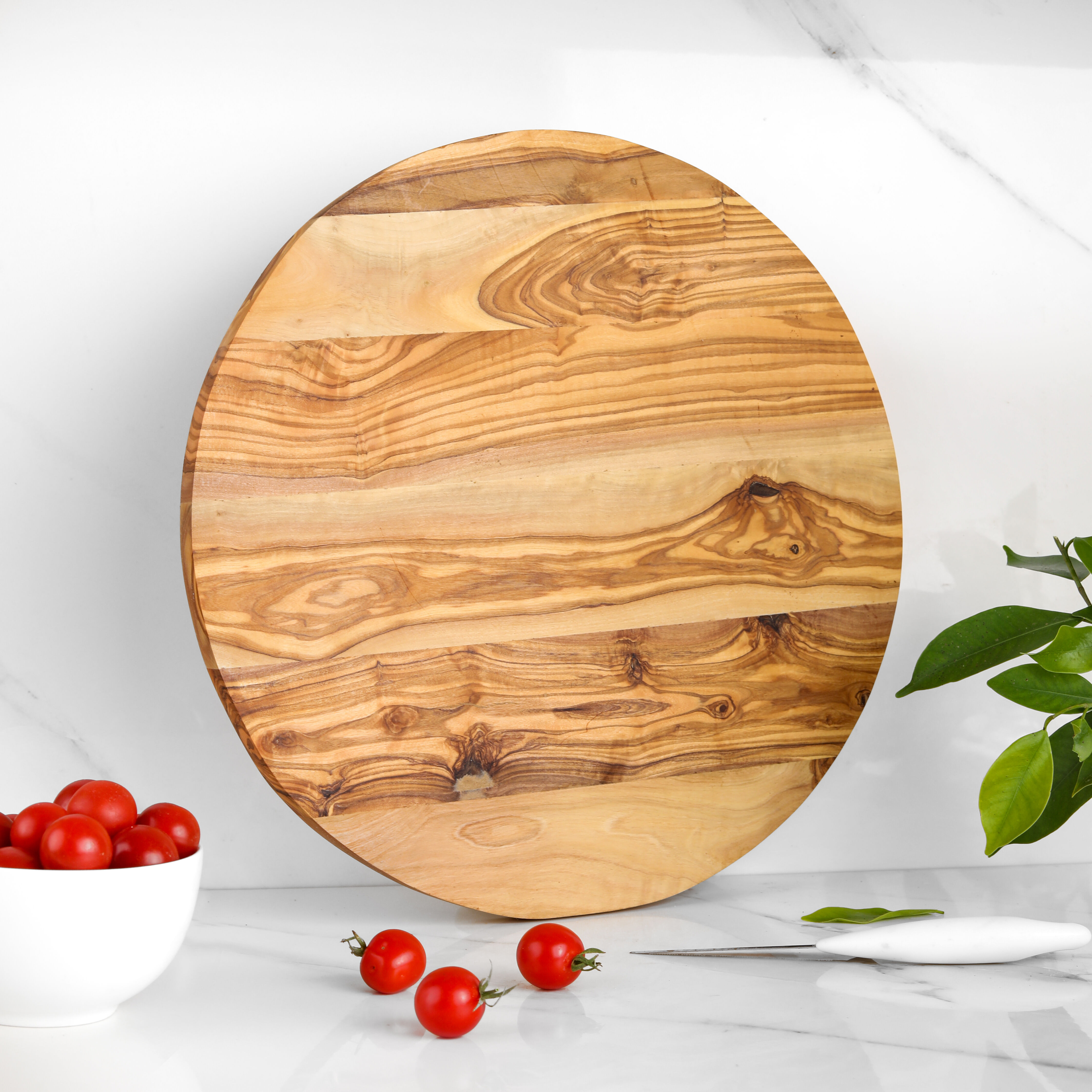 Planche à charcuterie ronde en bois d'olivier, fabriquée à la main – Rayée, 25 cm