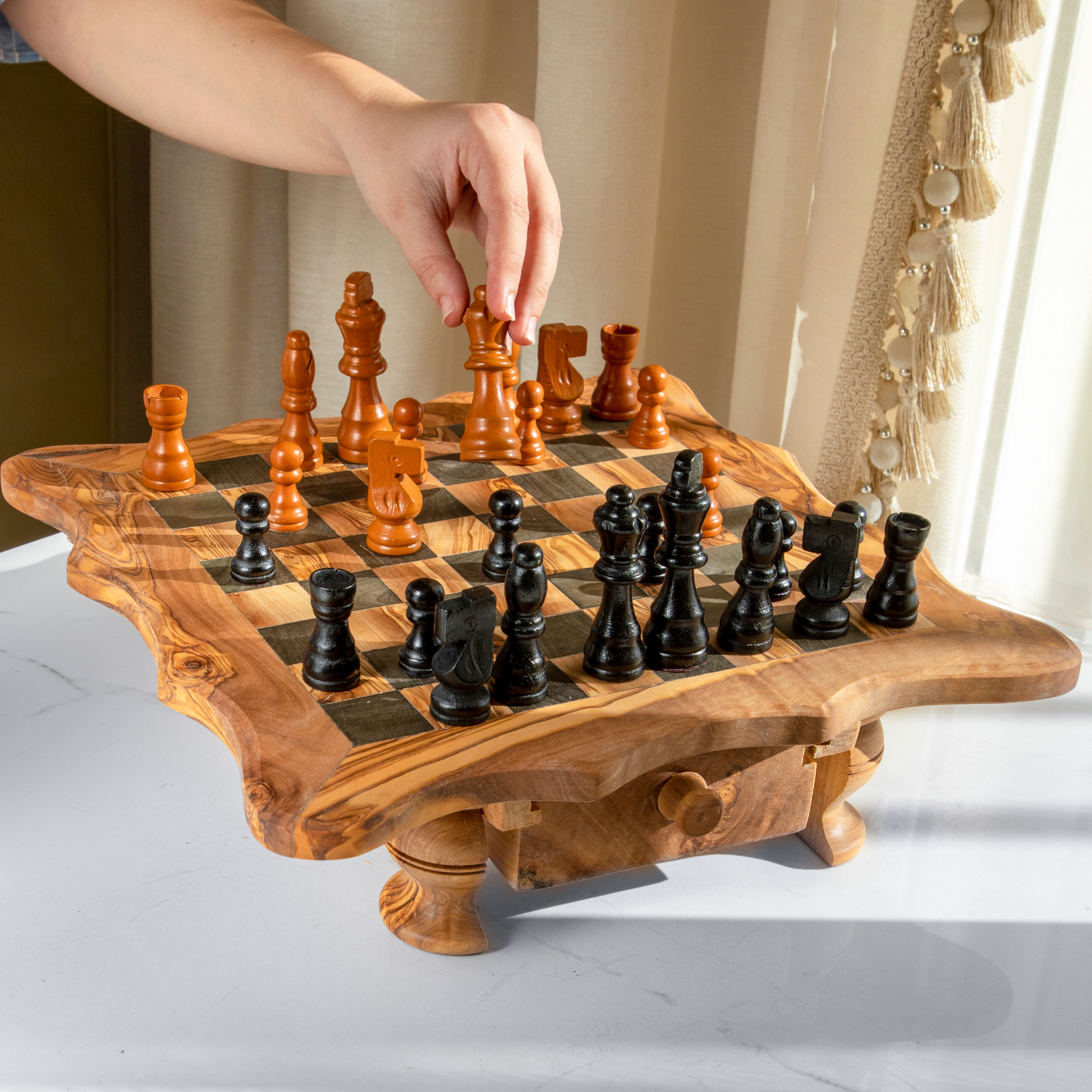 Handwerkliche Spiele im Wald von Olivier mit Holzverarbeitung
