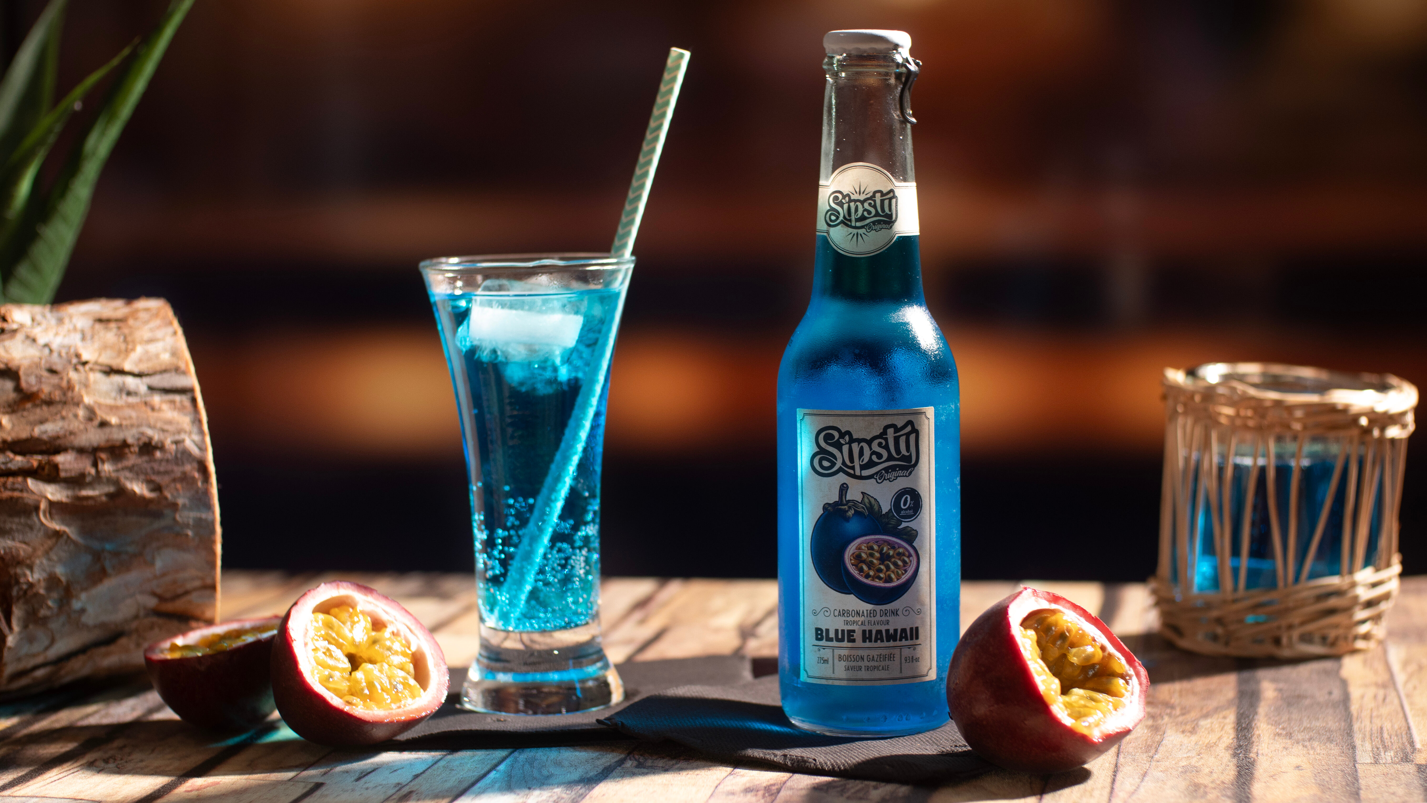Sipsty Blue Hawaii, la boisson pétillante sans alcool à la saveur tropicale. Un soda fruité et exotique au goût de fruit de la passion et de vacances.