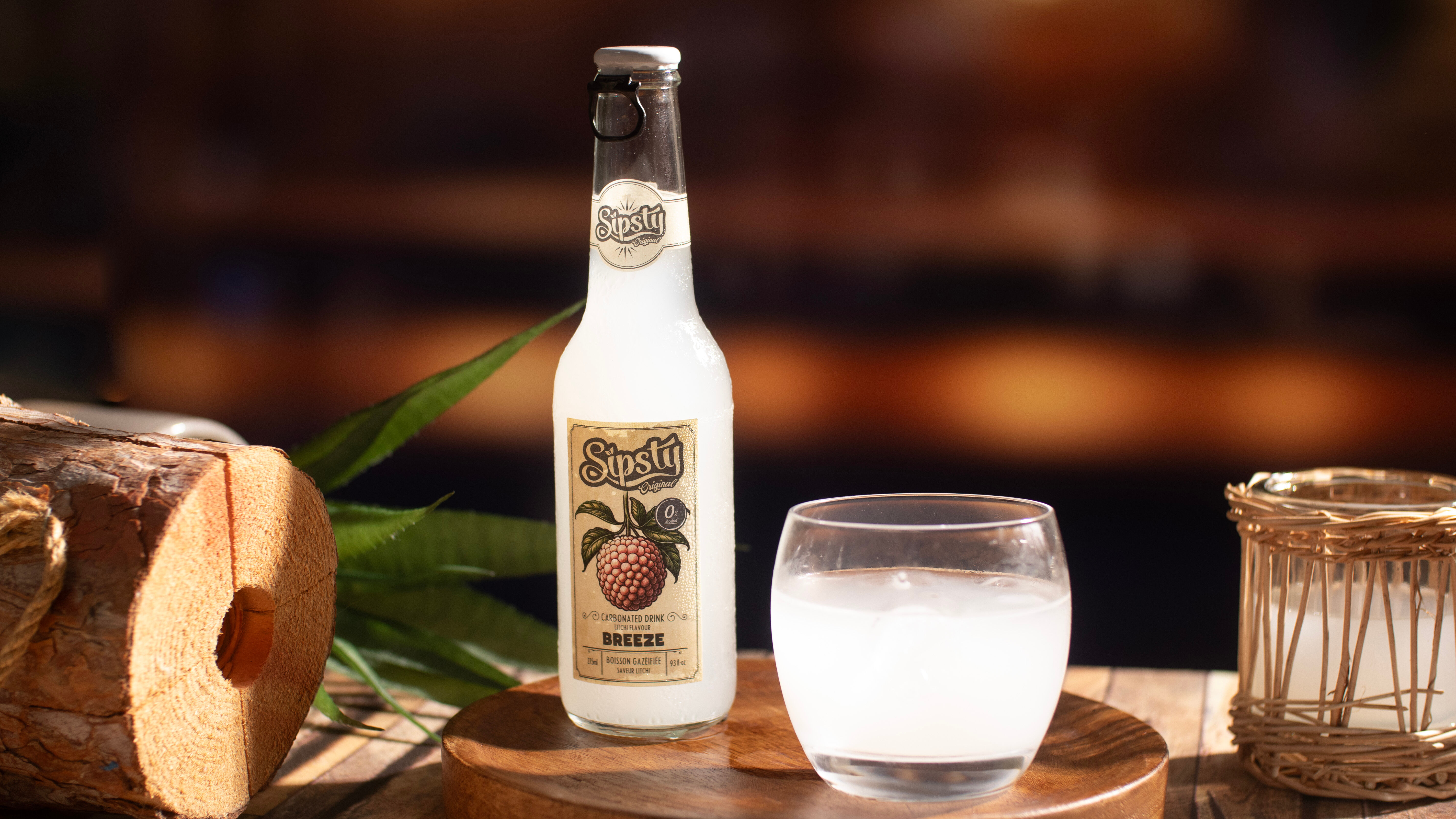 Sipsty Breeze, la boisson pétillante sans alcool au litchi. Une boisson fruitée et raffinée, à la fois légère, fraîche et délicatement parfumée.