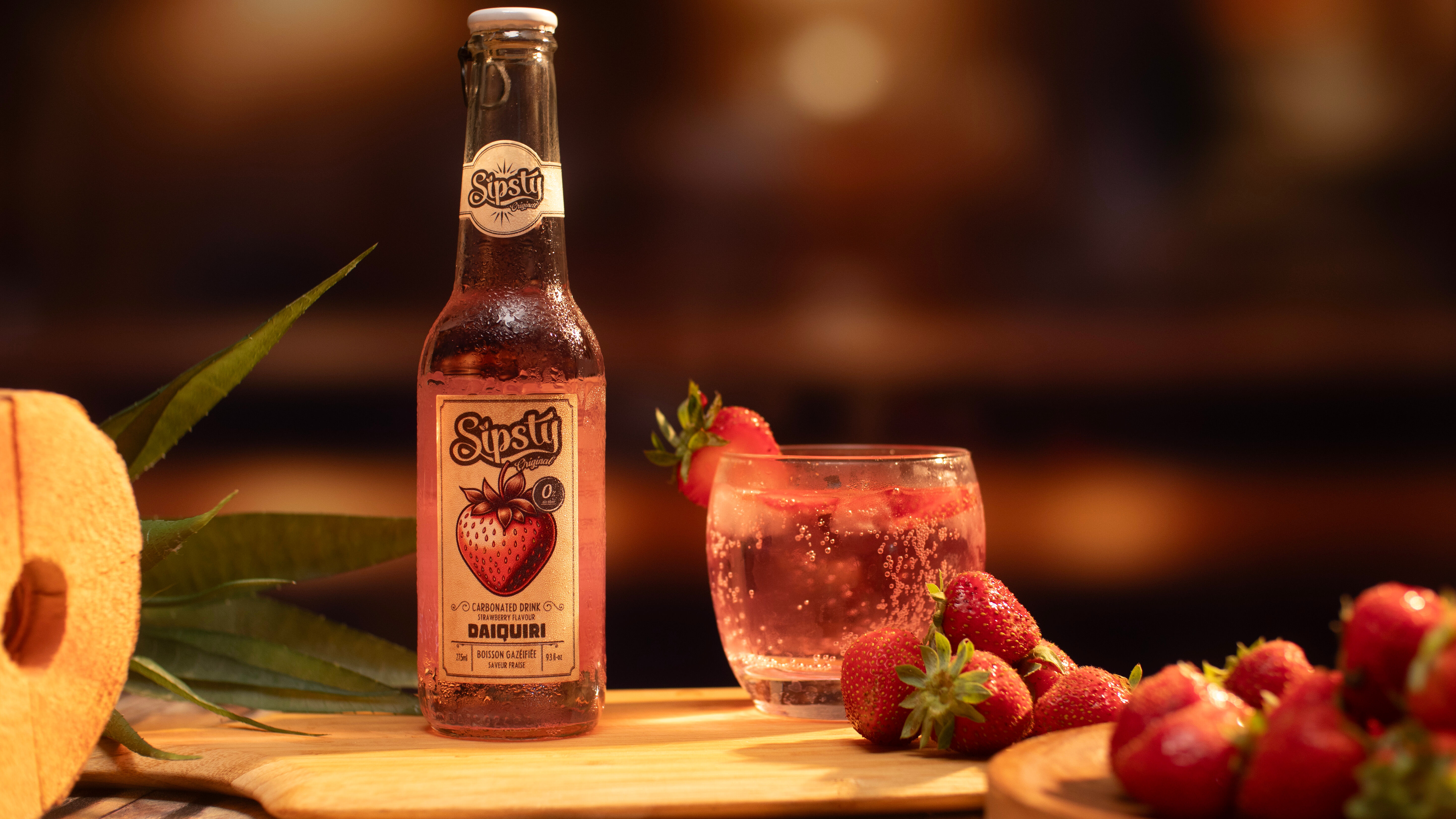 Sipsty Daiquiri, la boisson pétillante sans alcool à la fraise. Un soda fruité et raffiné, inspiré du célèbre cocktail pour un plaisir frais et léger.