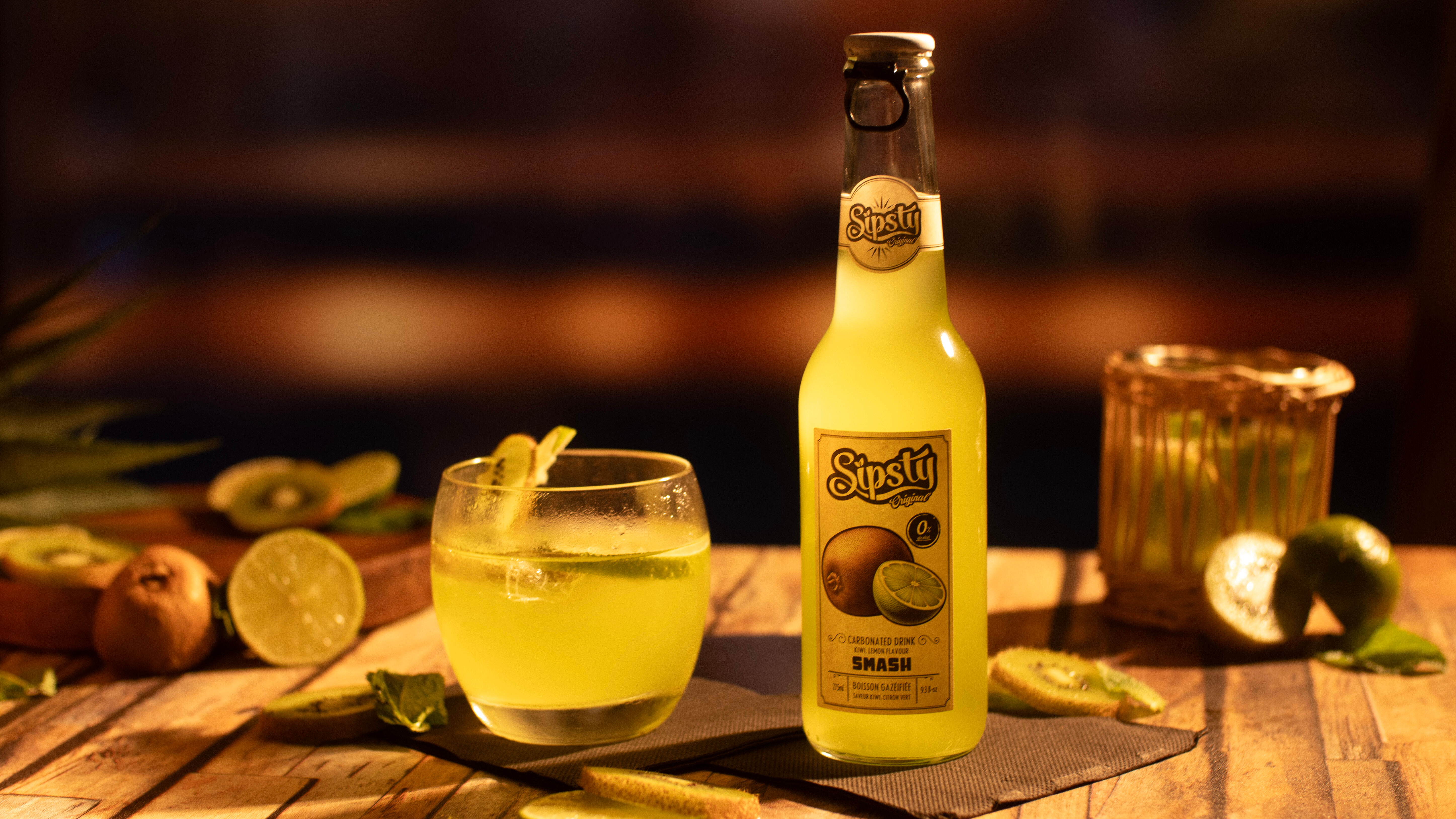 Sipsty Smash, la boisson pétillante sans alcool au kiwi et au citron vert. Un soda fruité, vif et rafraîchissant, idéal pour un moment plein d’énergie.