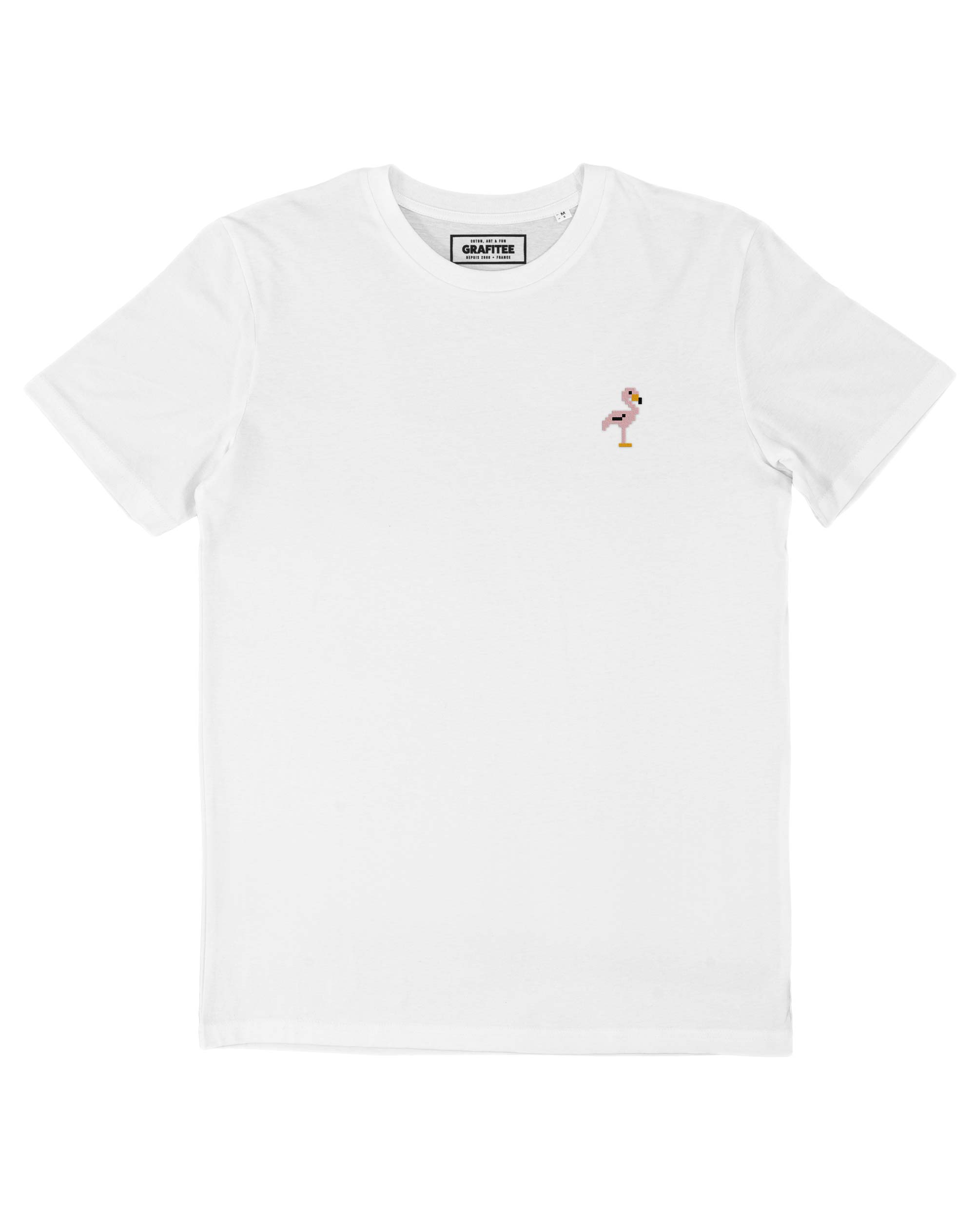Camiseta blanca bordada con flamenco rosa, 100% algodón orgánico, con certificación GOTS.