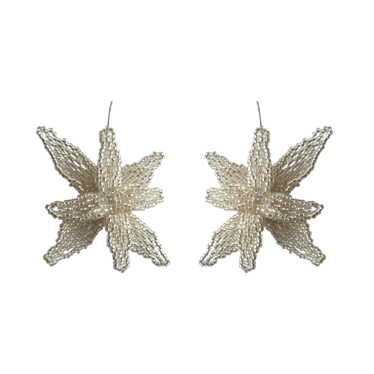 ORECCHINI A GANCIO CON PERLINE IN ARGENTO A FORMA DI GIGLIO