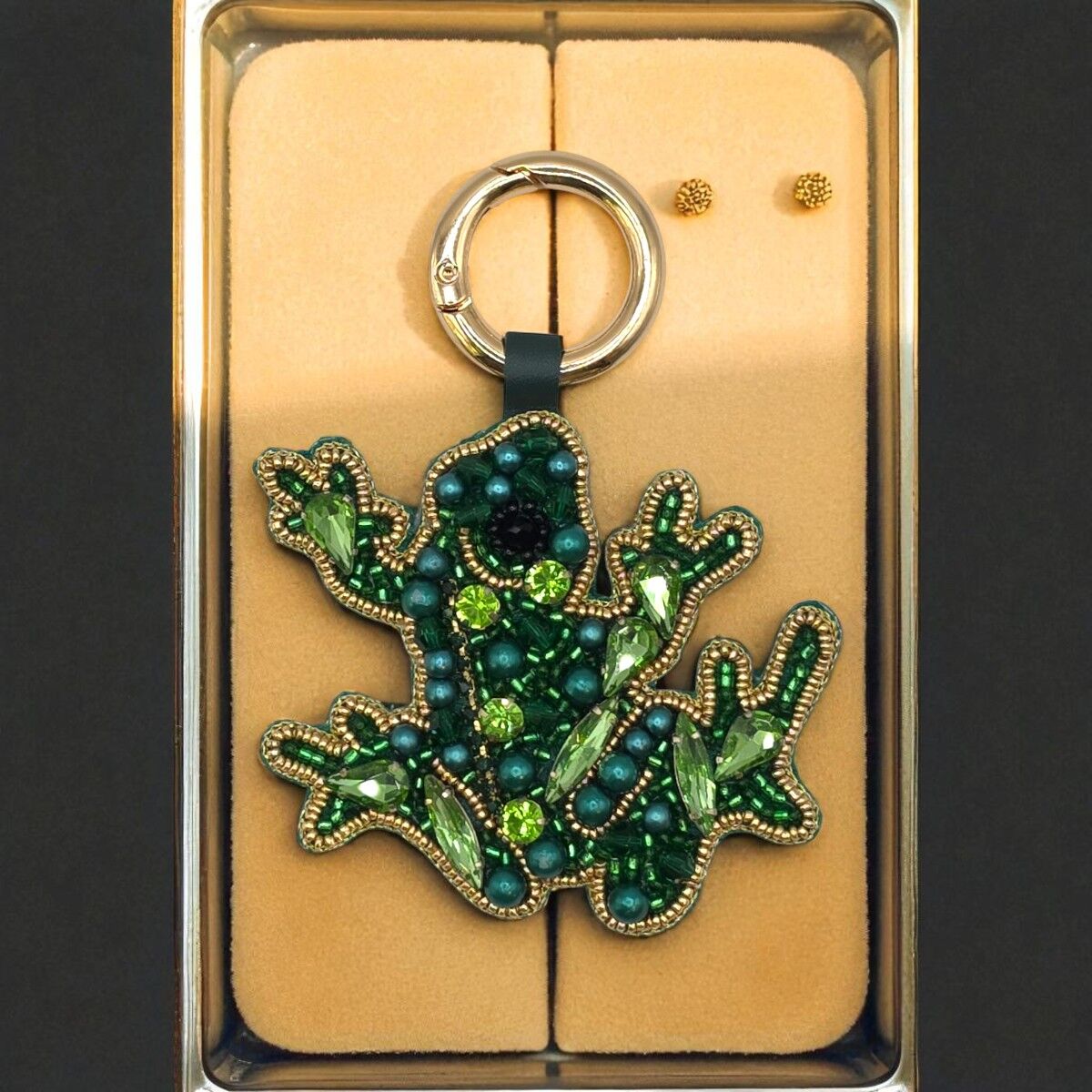 CIONDOLO PER BORSA A FORMA DI RANA RICAMATA CON BRILLANTINI VERDI