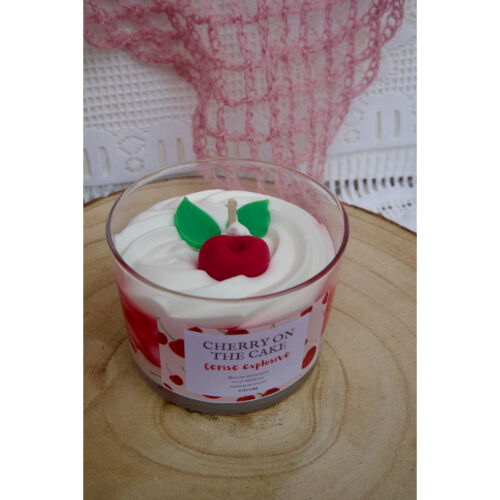 Vela de cereza en el pastel
