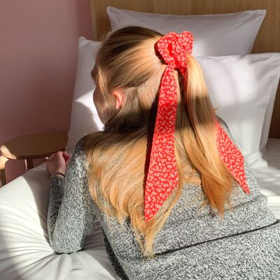 Roter Schal-Scrunchie mit CLAUDIA-Print
