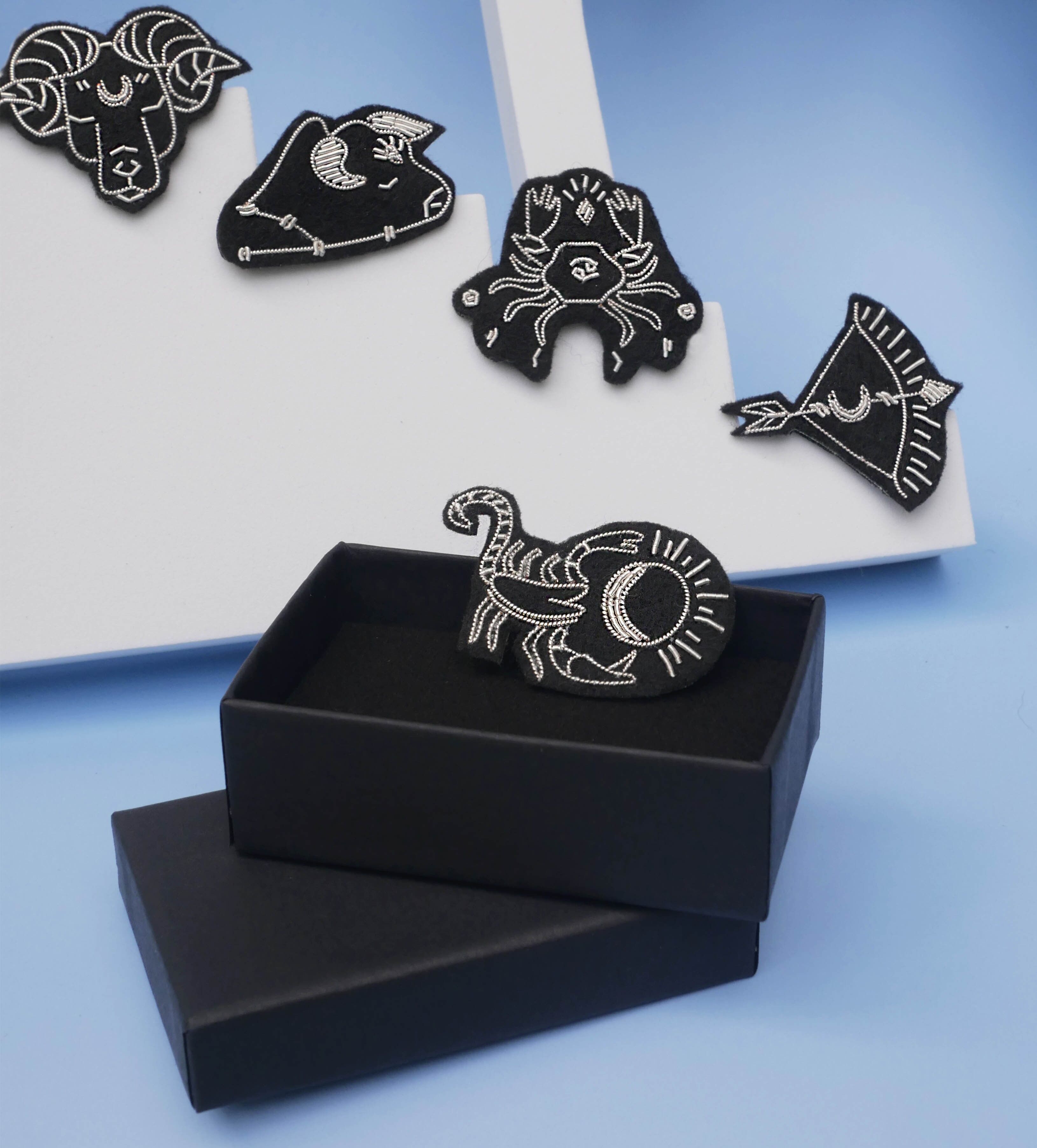 Silberne Astro-Broschen (Set mit 12 Zeichen)