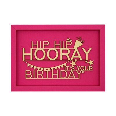 Hip hip urrà - cartolina illustrata di compleanno con scritta in legno