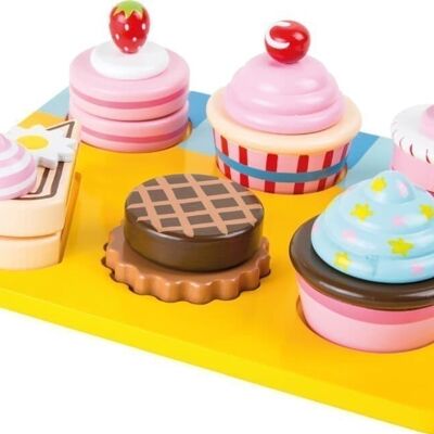 Slice cupcakes and tarts