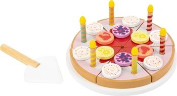 Couper le gâteau d'anniversaire avec des bougies 2