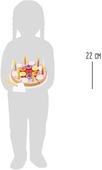 Couper le gâteau d'anniversaire avec des bougies 5