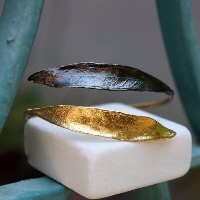Olivenzweig und Blätter Armband in Gold und Schwarz.