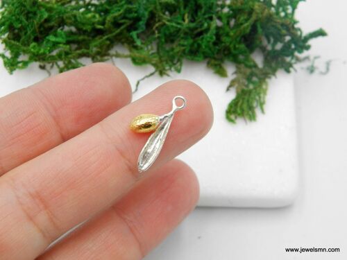 Natural beauty Minimalist pendant, Sterling Silver Olive lea