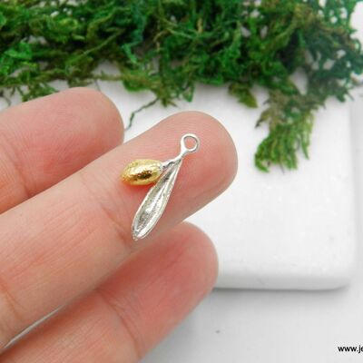 Natural beauty Minimalist pendant, Sterling Silver Olive lea