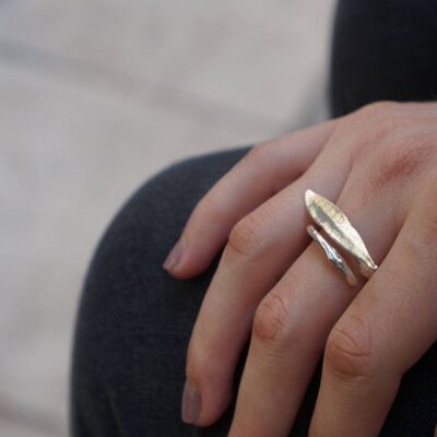 Anello regolabile foglia di ulivo in argento sterling riciclato e oro