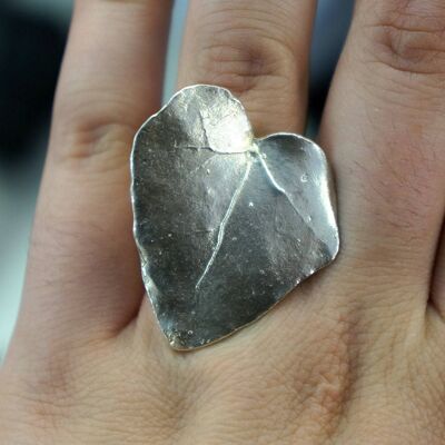 Anello cuore foglia d'edera in argento sterling.
