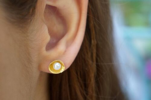 Pearl earrings Summer jewelry. Sea Shell Small pearl Earring