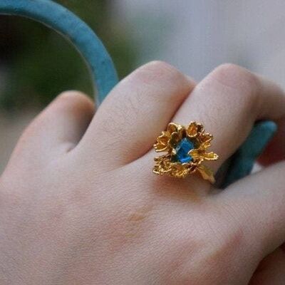 Nature ring Wild Daisy Ring decorated with Bright Blue Muran