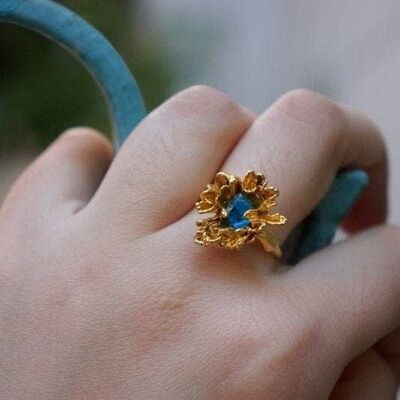 Nature ring Wild Daisy Ring decorated with Bright Blue Muran