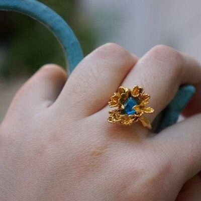 Nature ring Wild Daisy Ring decorated with Bright Blue Muran