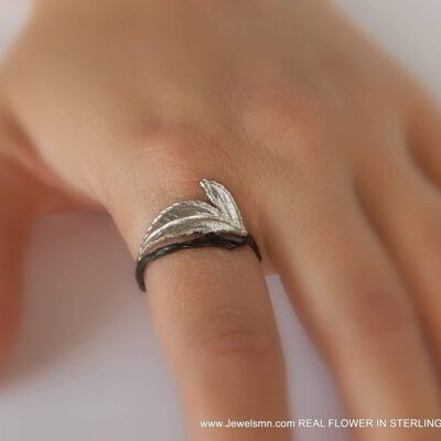 Vera foglia di rosa, anello in argento sterling in argento nero.